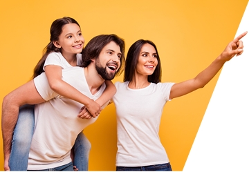 Família apontando para o logotipo da Zinco